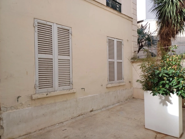 Appartement T2 à vendre dans le 14e arrondissement de Paris avec cour et forte consommation énergétique 