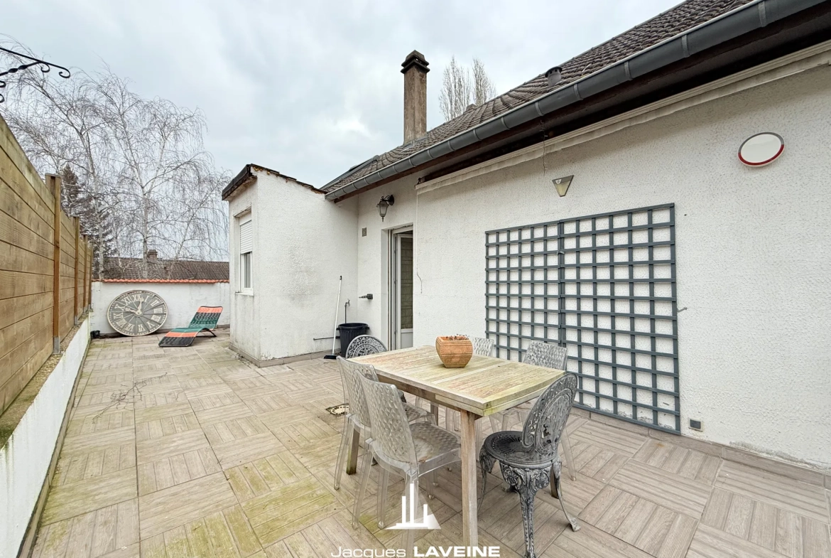 Belle maison 7 pièces de 134m² à Noisseville proche de Metz avec terrasse et garages 