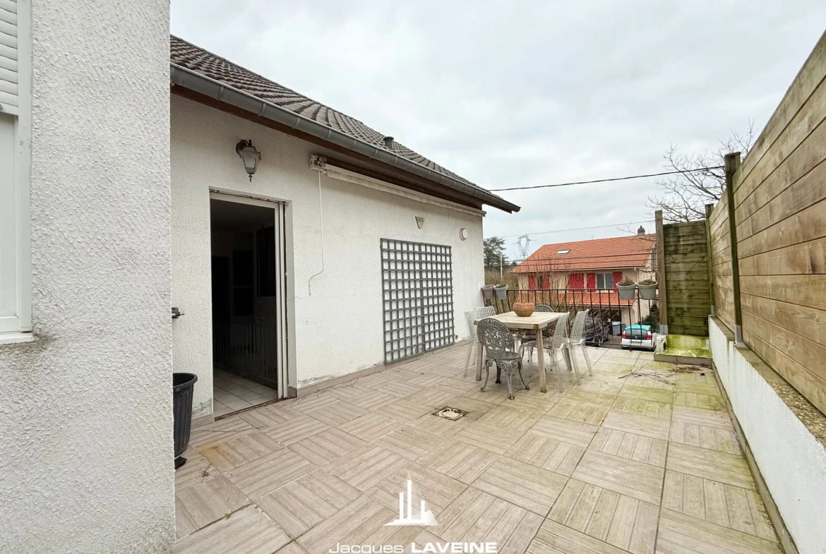 Belle maison 7 pièces de 134m² à Noisseville proche de Metz avec terrasse et garages 