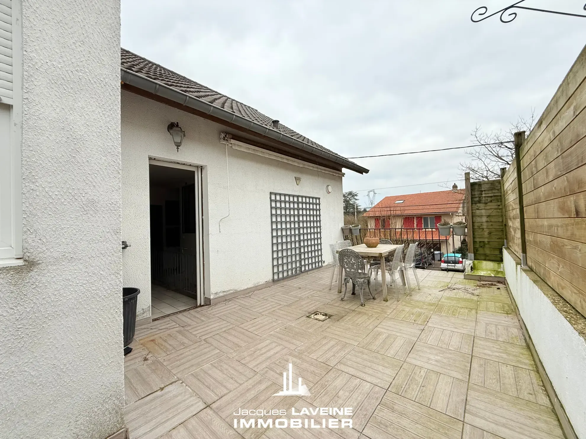 Belle maison 7 pièces de 134m² à Noisseville proche de Metz avec terrasse et garages 
