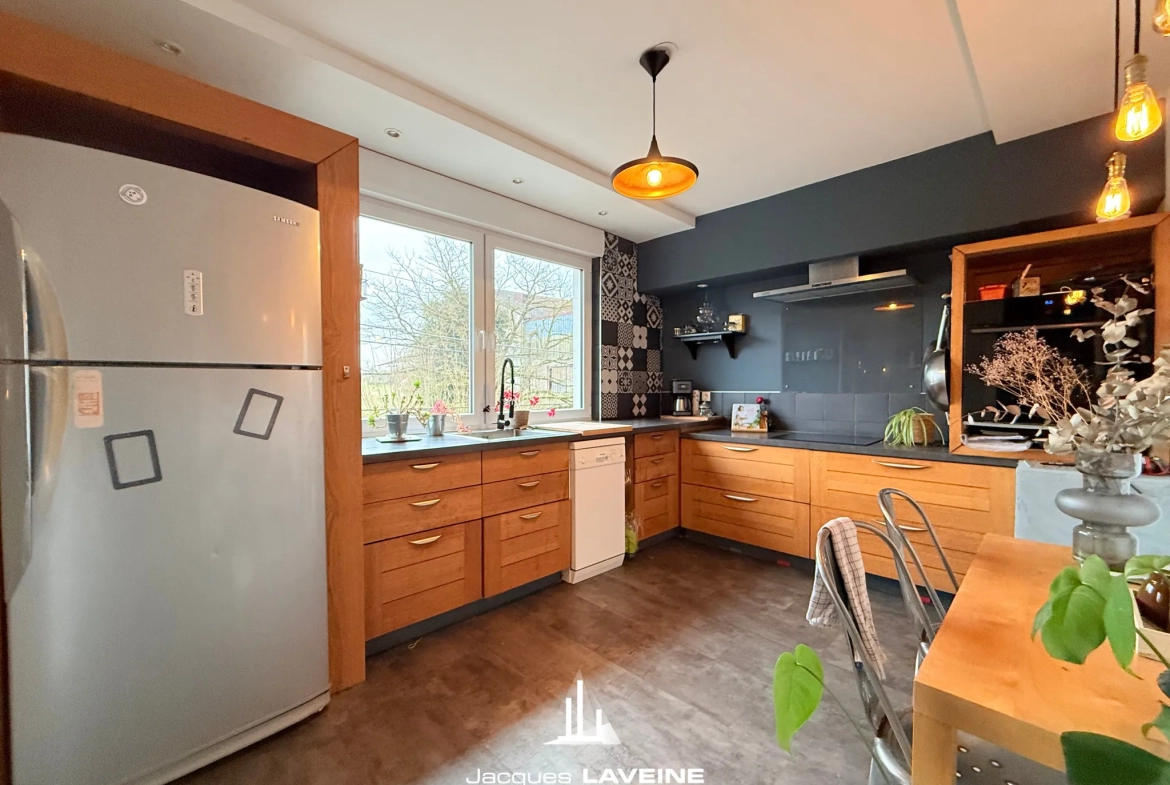 Belle maison 7 pièces de 134m² à Noisseville proche de Metz avec terrasse et garages 