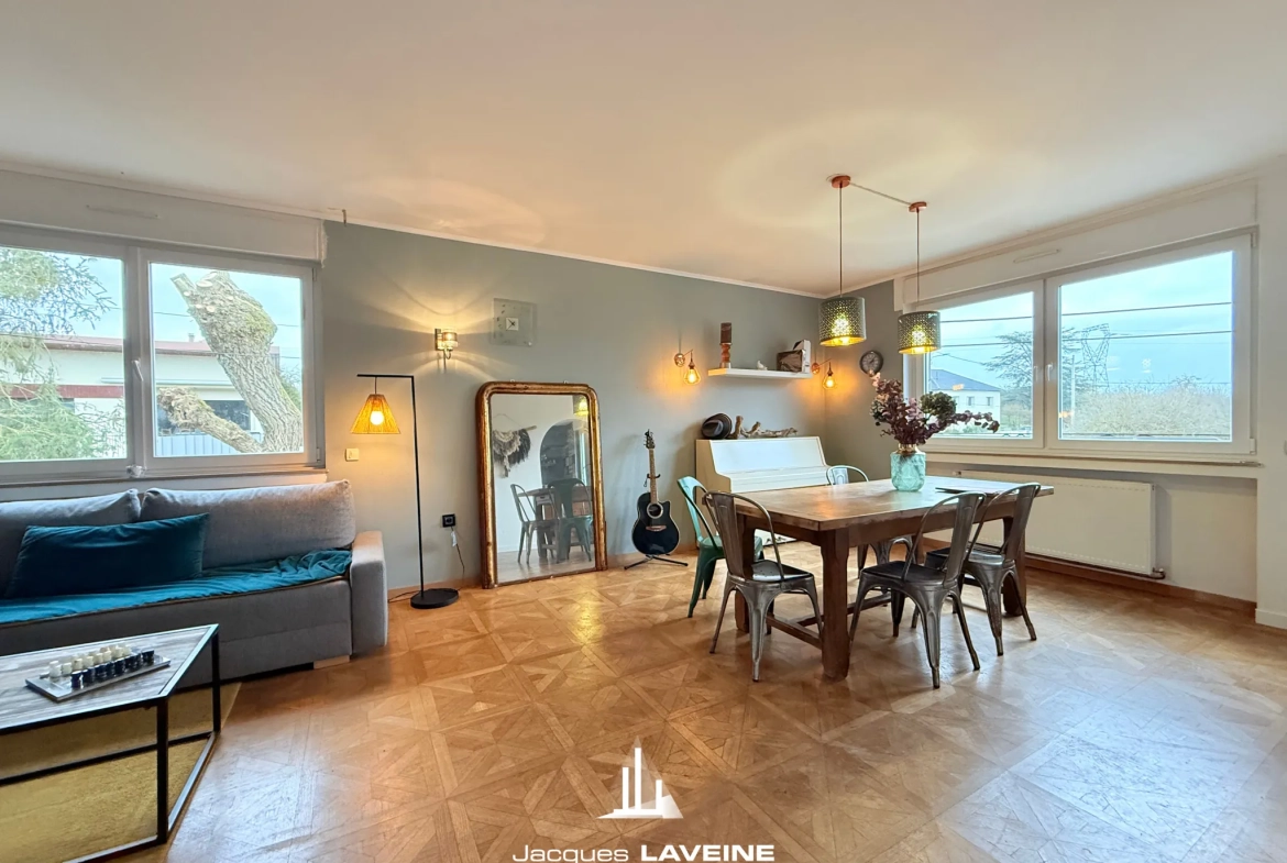 Belle maison 7 pièces de 134m² à Noisseville proche de Metz avec terrasse et garages 