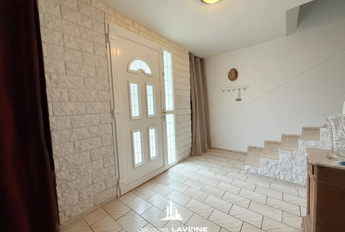 Belle maison 7 pièces de 134m² à Noisseville proche de Metz avec terrasse et garages 