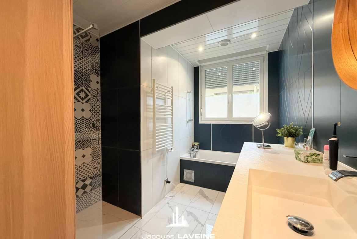 Belle maison 7 pièces de 134m² à Noisseville proche de Metz avec terrasse et garages 