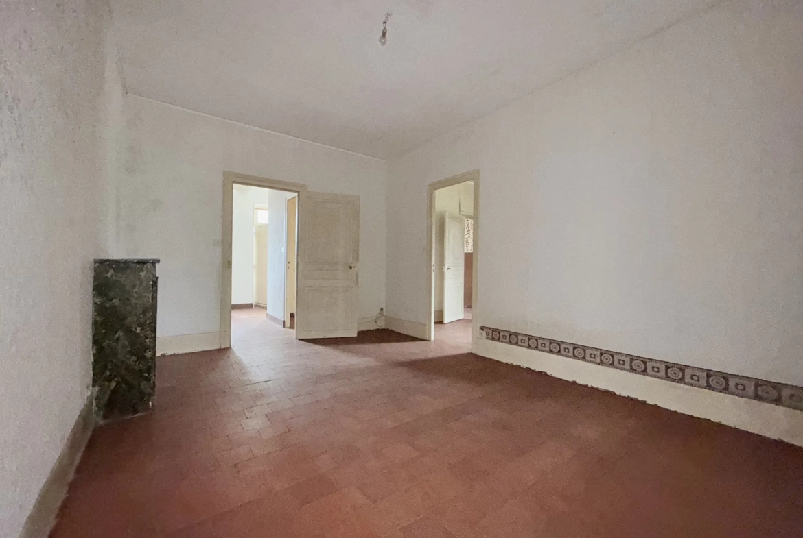 Ferme à rénover avec grange et terrain constructible à Preuilly 