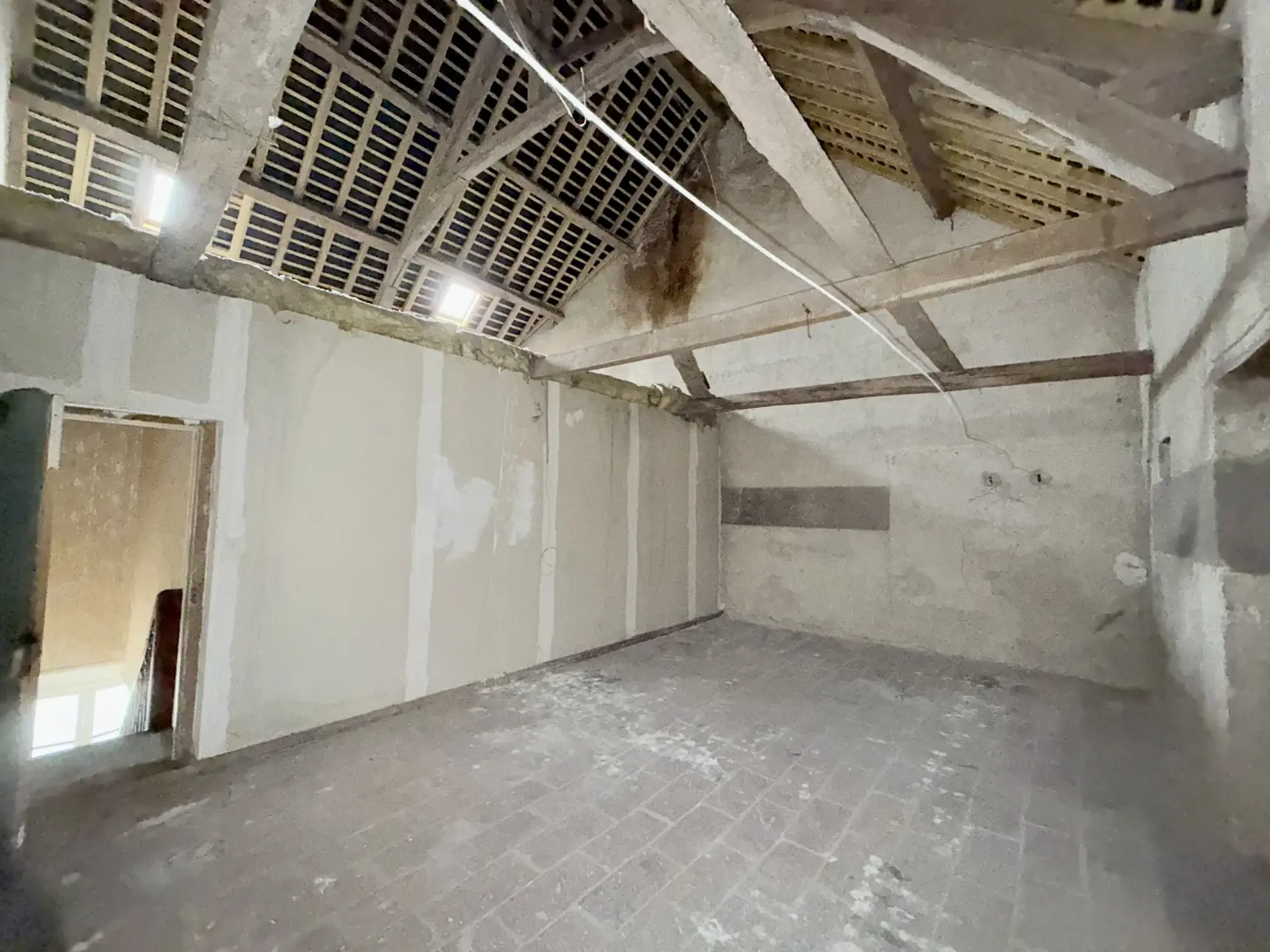 Ferme à rénover avec grange et terrain constructible à Preuilly 