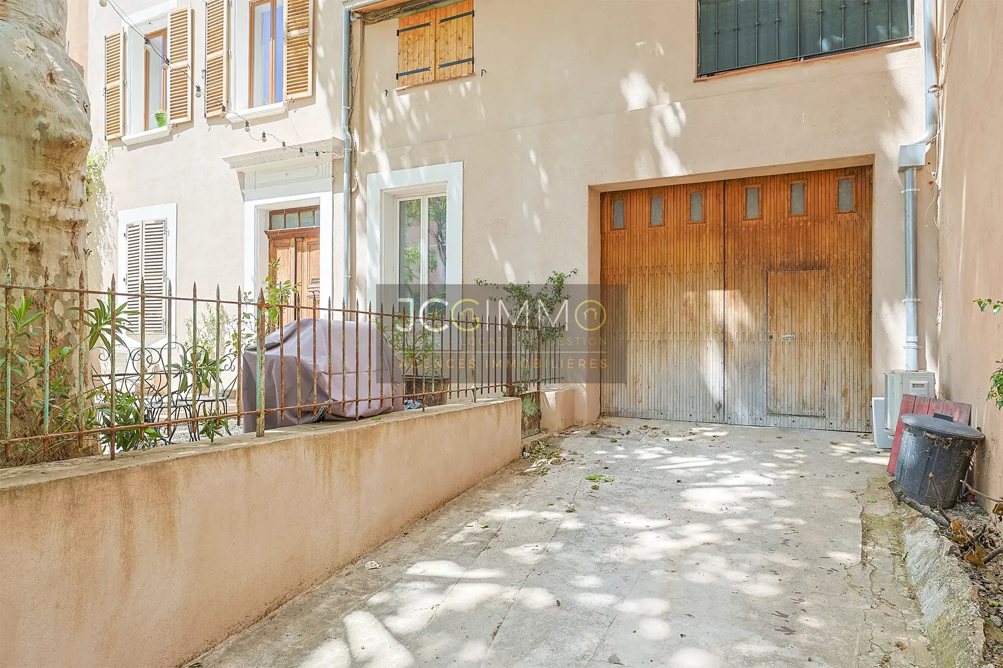 Appartement T5 rénové de 145m² avec garage à Puget-Ville 
