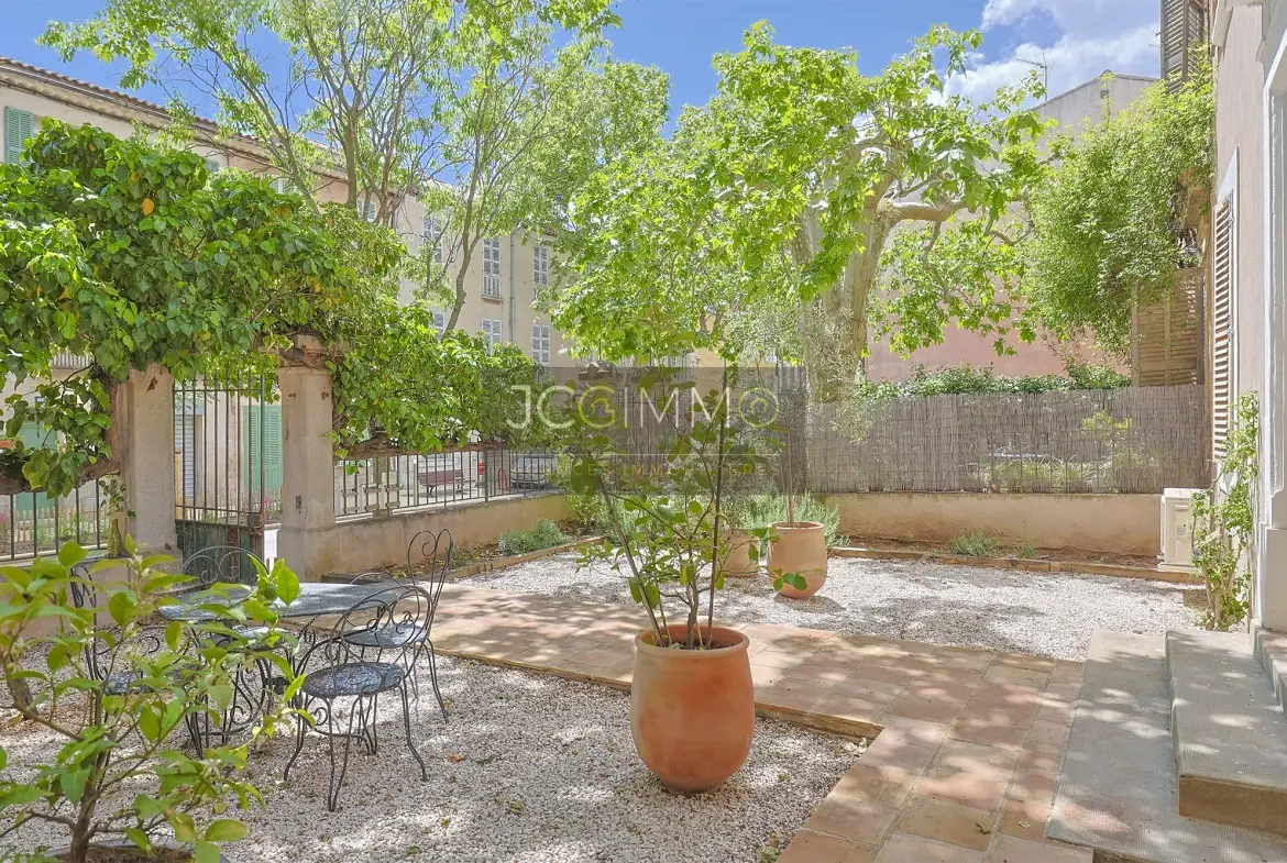 Appartement T5 rénové de 145m² avec garage à Puget-Ville 