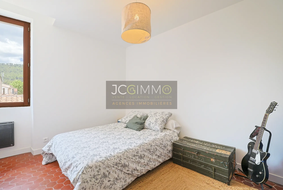 Appartement T5 rénové de 145m² avec garage à Puget-Ville 
