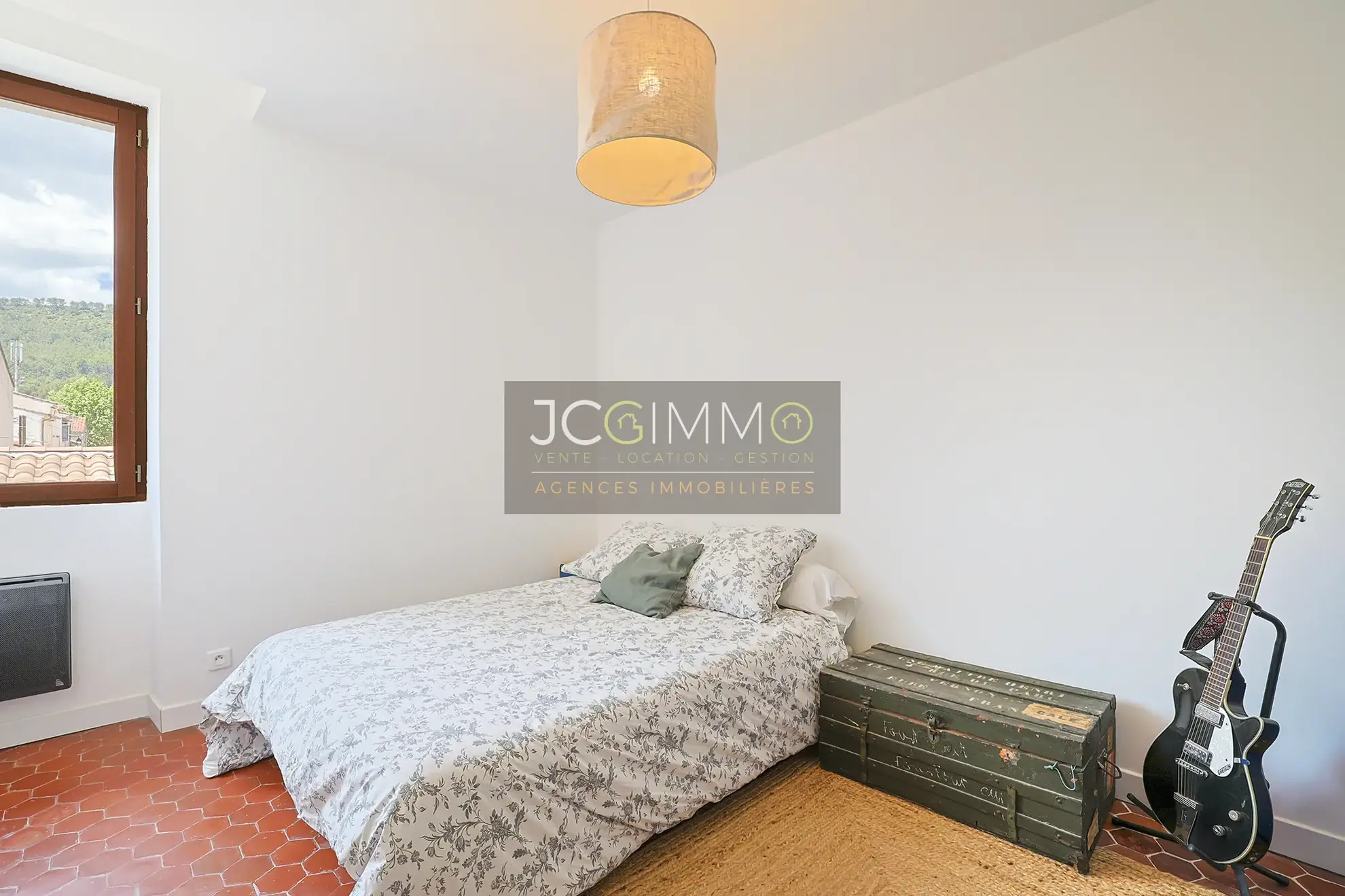 Appartement T5 rénové de 145m² avec garage à Puget-Ville 