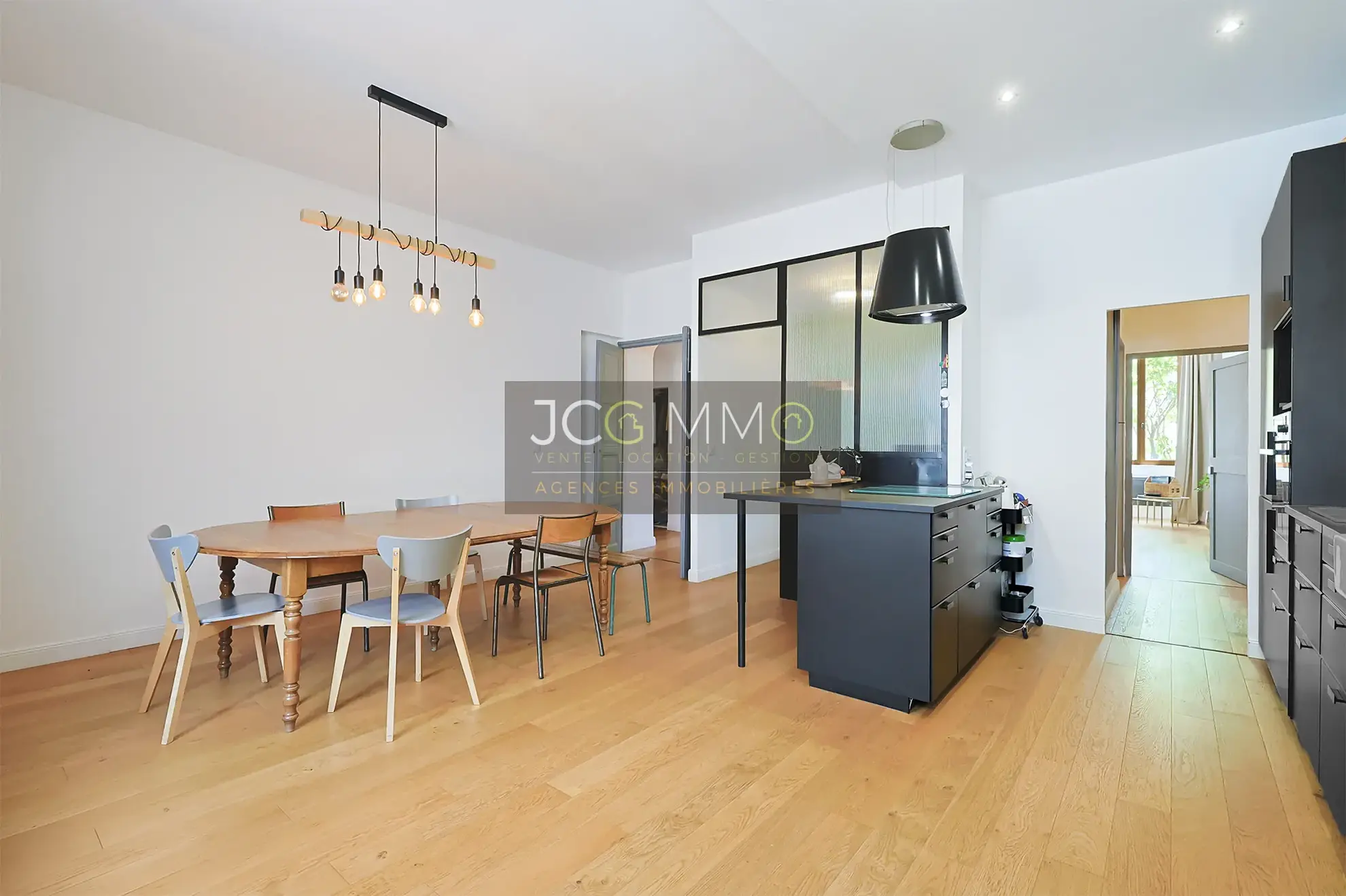 Appartement T5 rénové de 145m² avec garage à Puget-Ville 