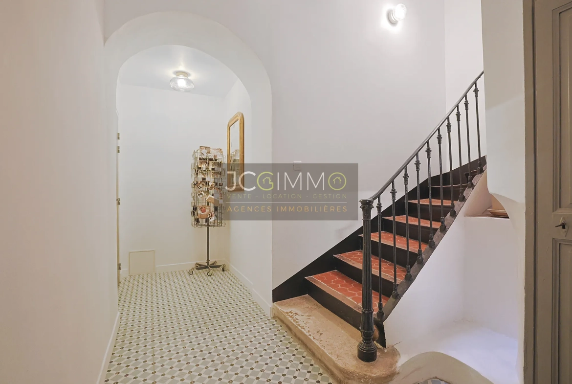 Appartement T5 rénové de 145m² avec garage à Puget-Ville 