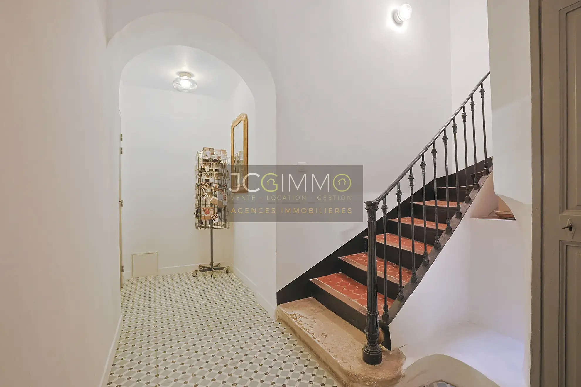 Appartement T5 rénové de 145m² avec garage à Puget-Ville 