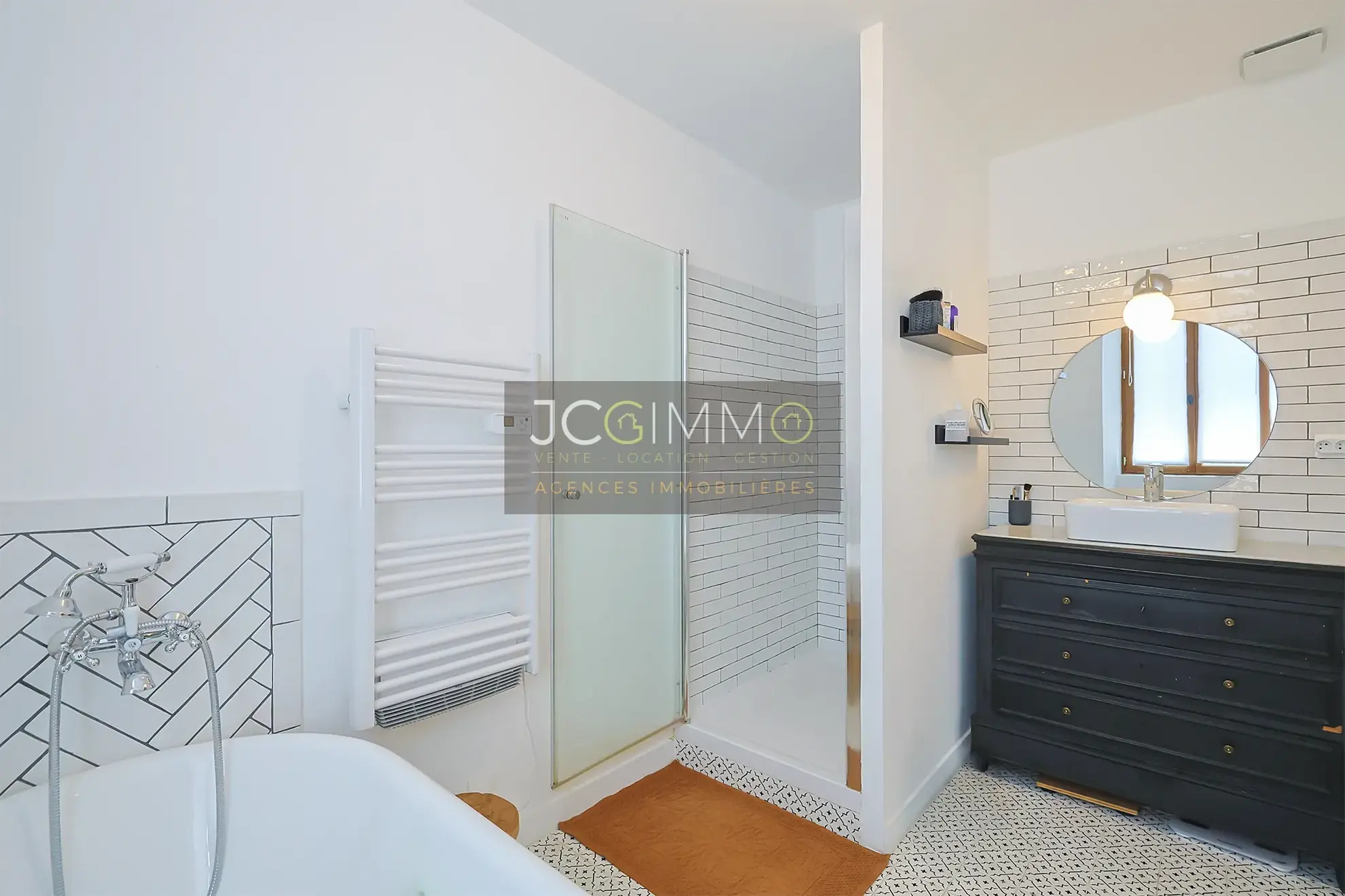Appartement T5 rénové de 145m² avec garage à Puget-Ville 