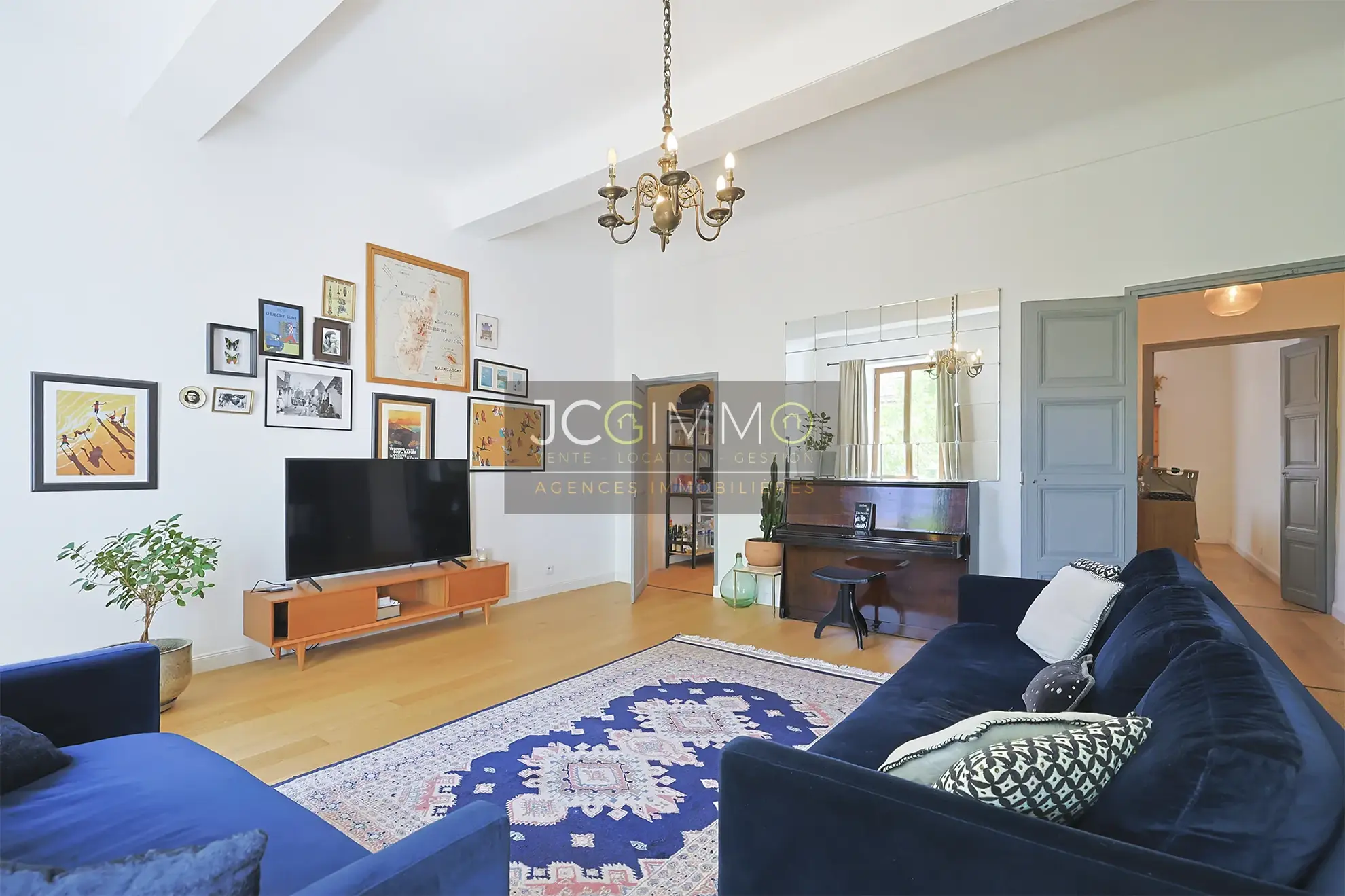 Appartement T5 rénové de 145m² avec garage à Puget-Ville 
