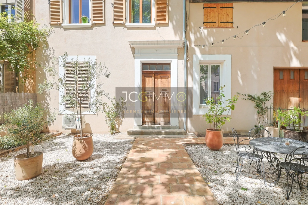 Appartement T5 rénové de 145m² avec garage à Puget-Ville
