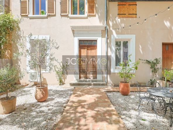 Appartement T5 rénové de 145m² avec garage à Puget-Ville