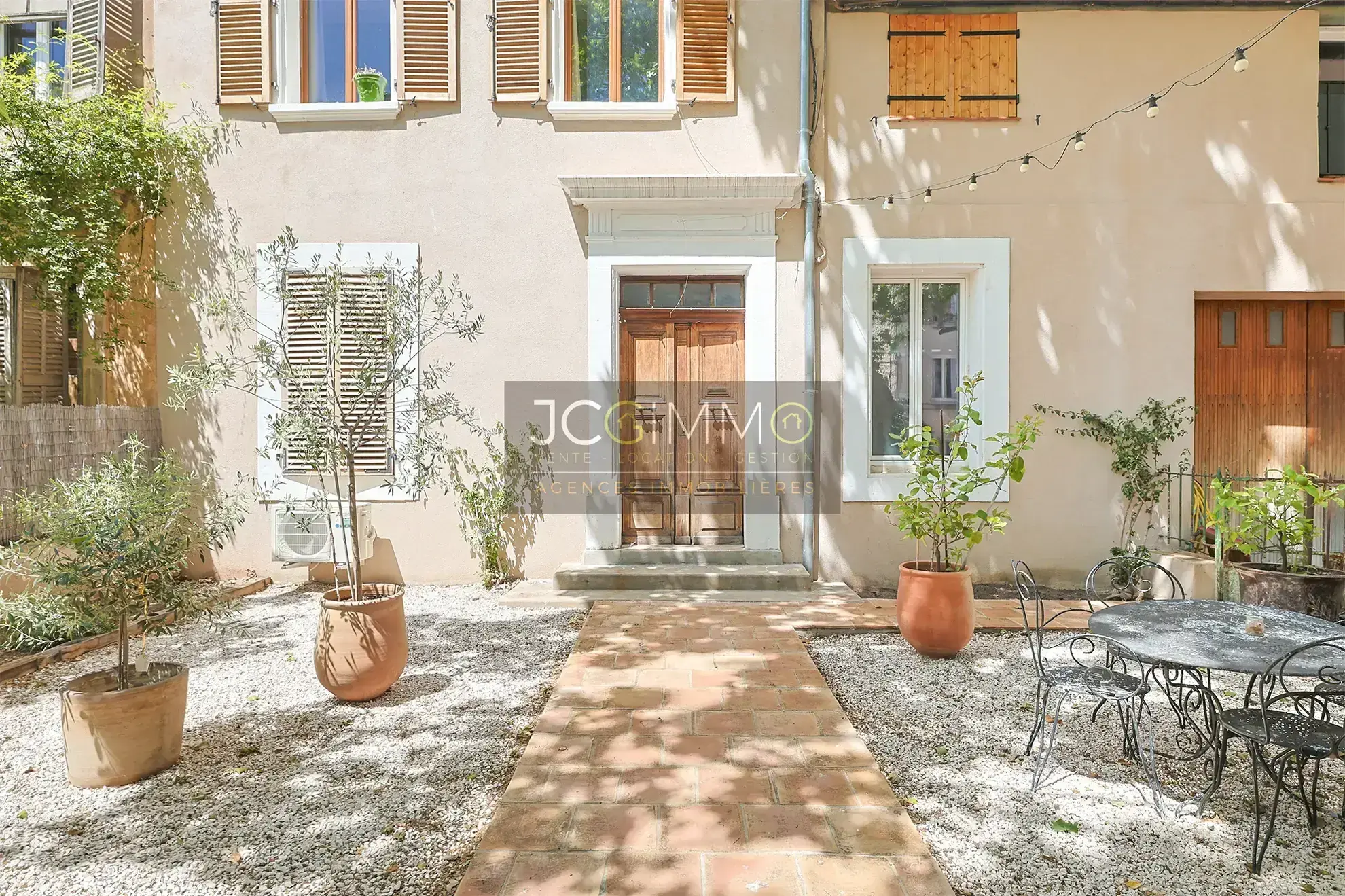 Appartement T5 rénové de 145m² avec garage à Puget-Ville 