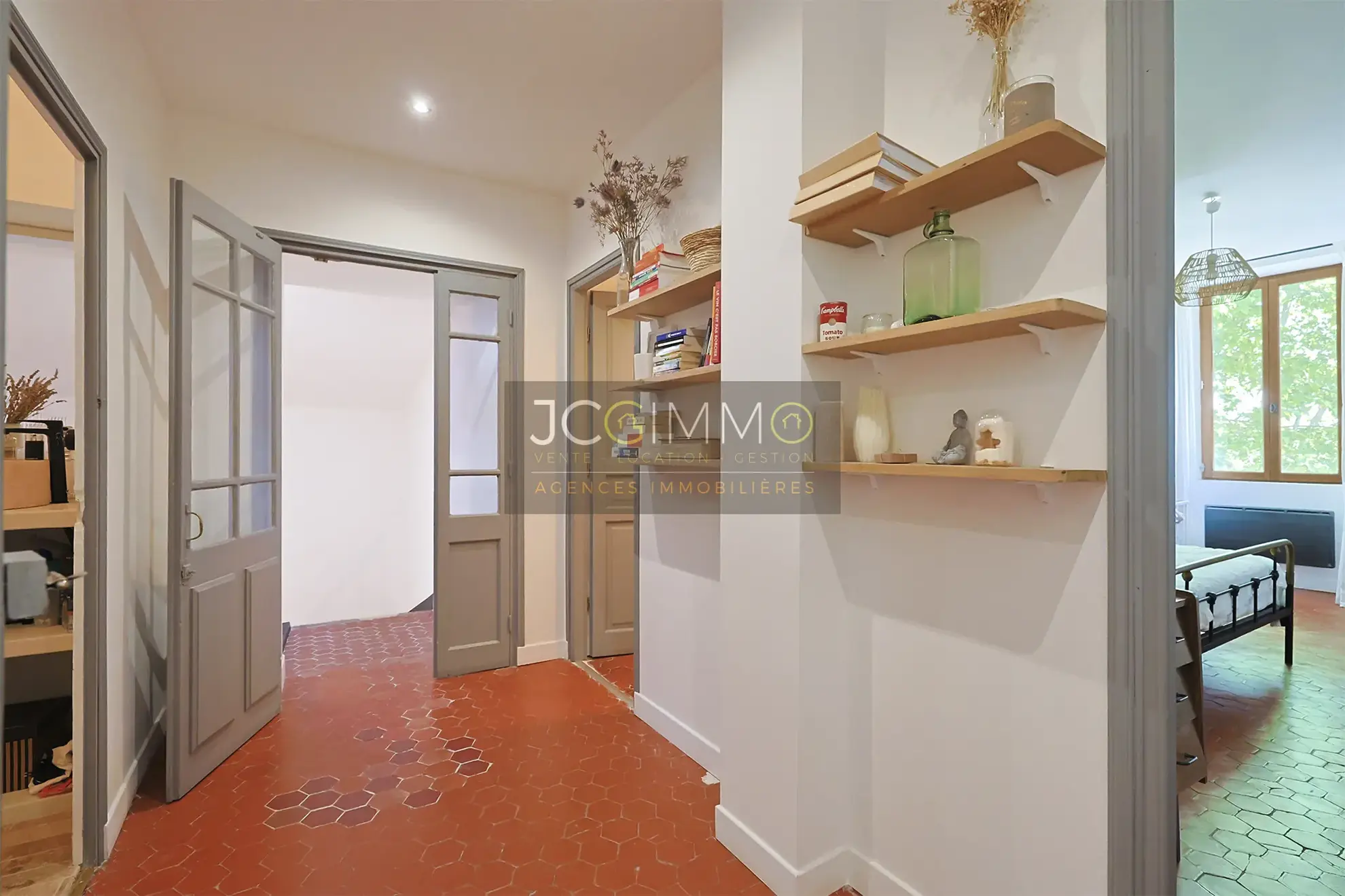 Appartement T5 rénové de 145m² avec garage à Puget-Ville 