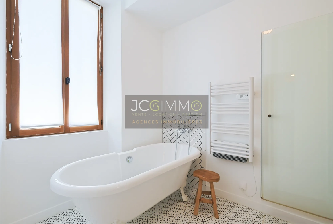 Appartement T5 rénové de 145m² avec garage à Puget-Ville 