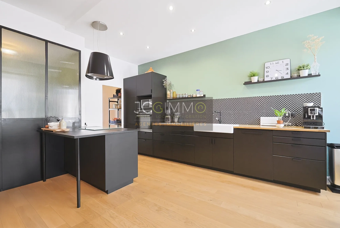 Appartement T5 rénové de 145m² avec garage à Puget-Ville 