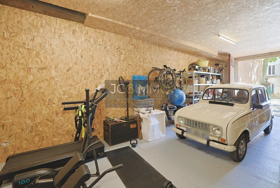 Appartement T5 rénové de 145m² avec garage à Puget-Ville 
