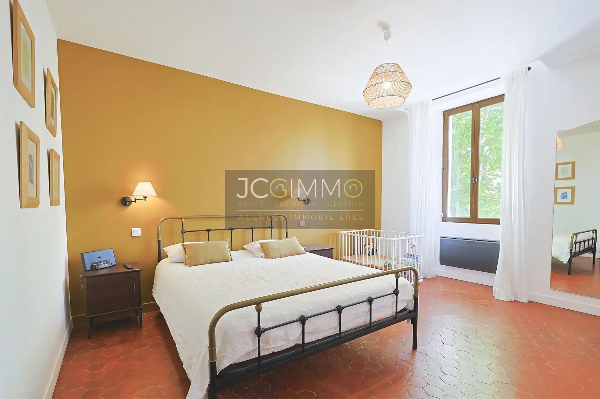 Appartement T5 rénové de 145m² avec garage à Puget-Ville 
