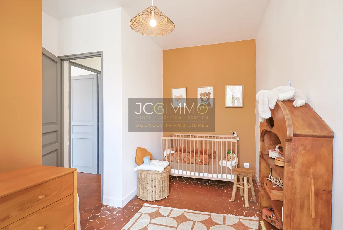 Appartement T5 rénové de 145m² avec garage à Puget-Ville 