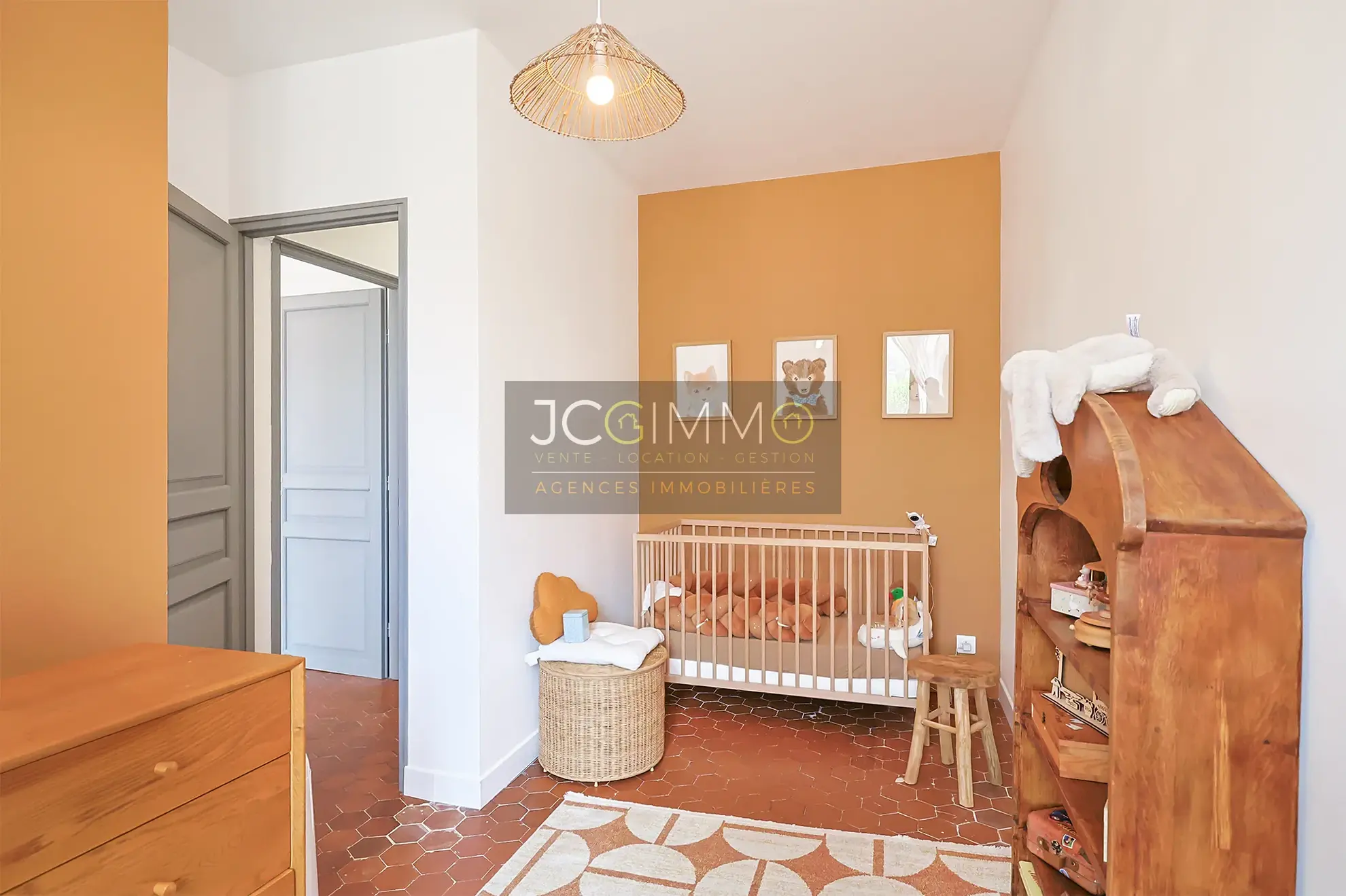 Appartement T5 rénové de 145m² avec garage à Puget-Ville 