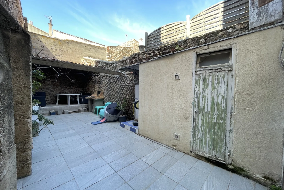 Charmante maison de village de 130 m² avec cour à Fourques 