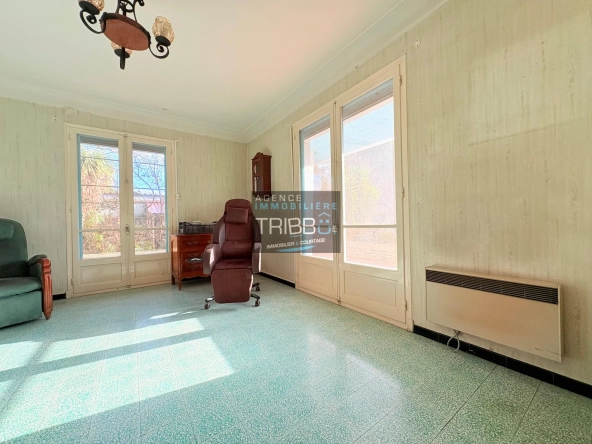 Maison de plain-pied à Thuir avec 4 chambres, garage et terrain de plus de 650 m² 