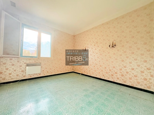 Maison de plain-pied à Thuir avec 4 chambres, garage et terrain de plus de 650 m² 