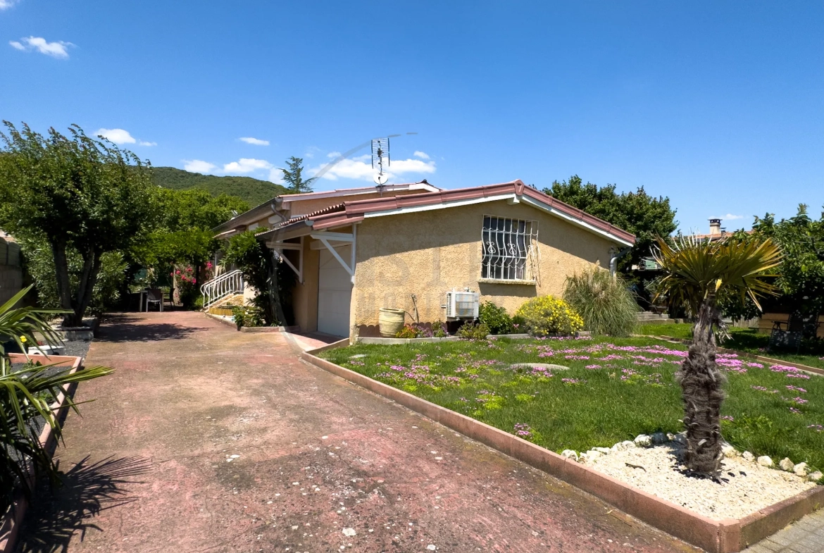 Maison de plain-pied rénovée de 97 m² avec garage et terrasses à Saint-Georges-Les-Bains 
