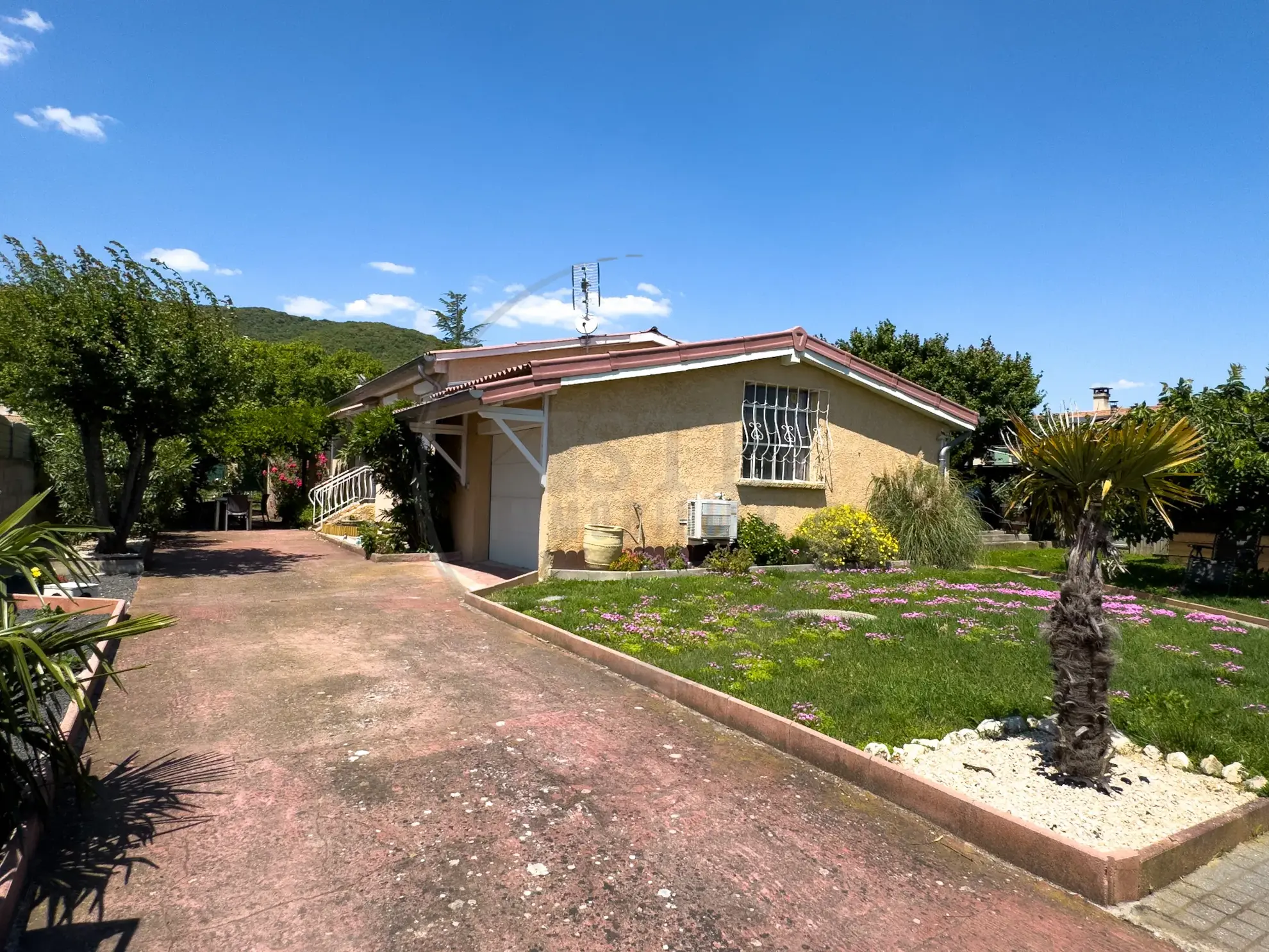 Maison de plain-pied rénovée de 97 m² avec garage et terrasses à Saint-Georges-Les-Bains 