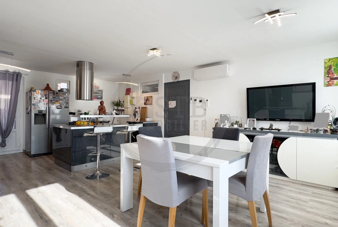 Maison de plain-pied rénovée de 97 m² avec garage et terrasses à Saint-Georges-Les-Bains 
