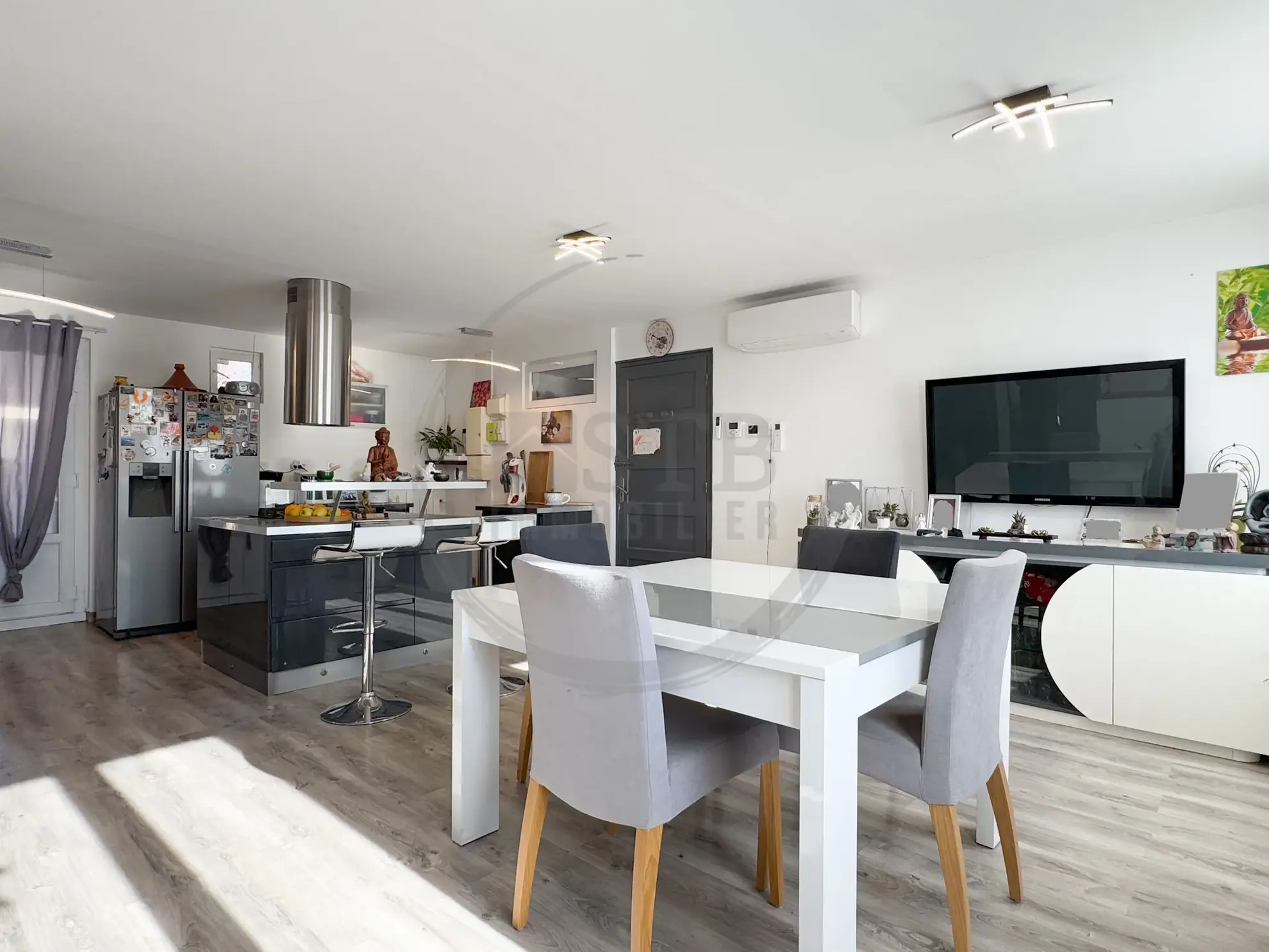 Maison de plain-pied rénovée de 97 m² avec garage et terrasses à Saint-Georges-Les-Bains 