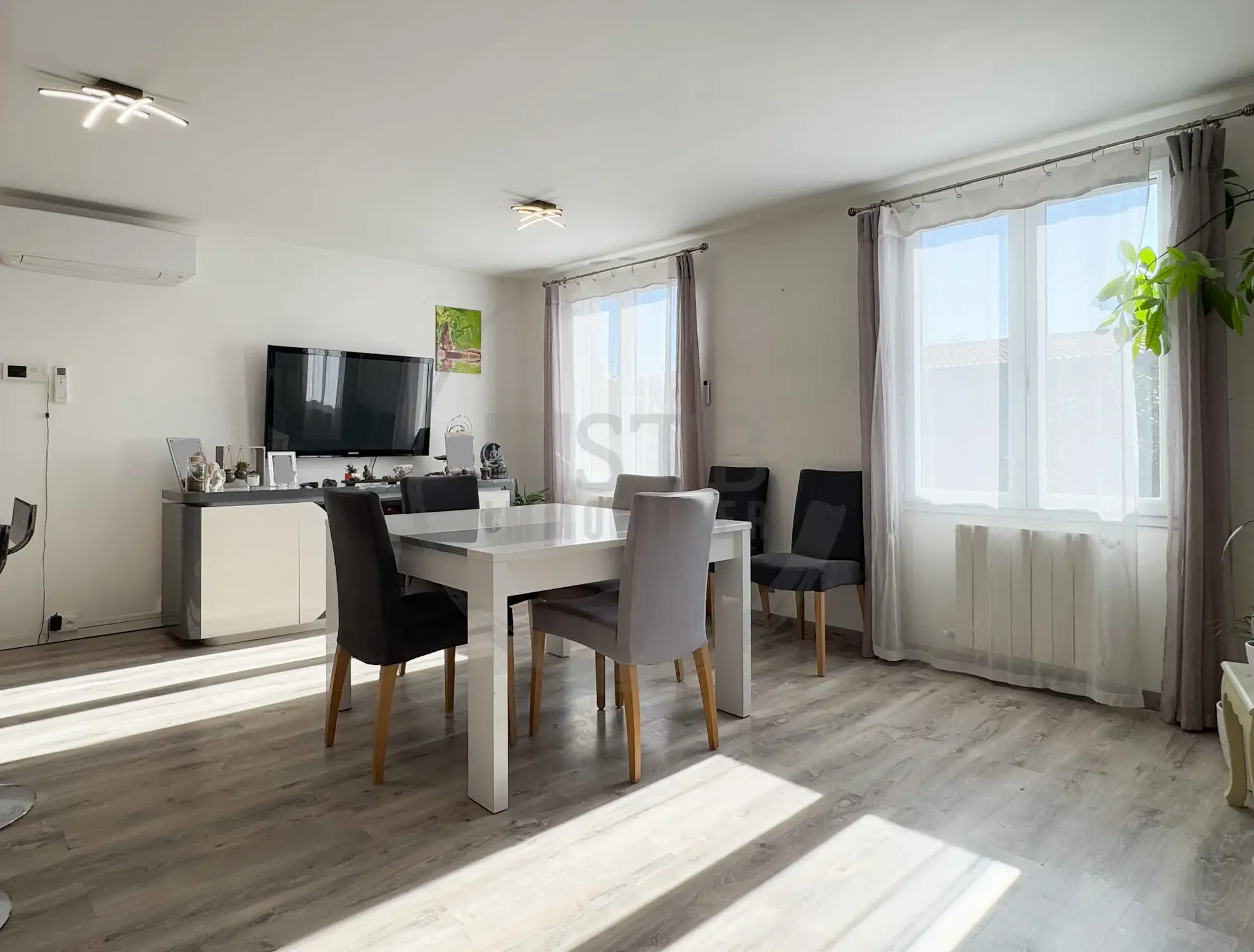 Maison de plain-pied rénovée de 97 m² avec garage et terrasses à Saint-Georges-Les-Bains 