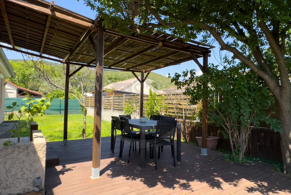 Maison de plain-pied rénovée de 97 m² avec garage et terrasses à Saint-Georges-Les-Bains 