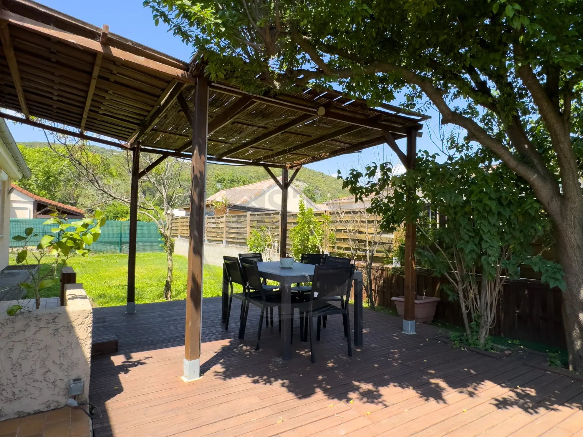 Maison de plain-pied rénovée de 97 m² avec garage et terrasses à Saint-Georges-Les-Bains 