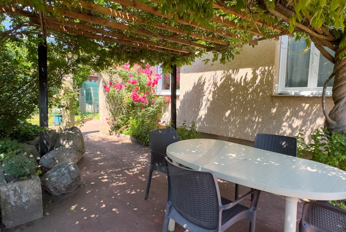Maison de plain-pied rénovée de 97 m² avec garage et terrasses à Saint-Georges-Les-Bains 