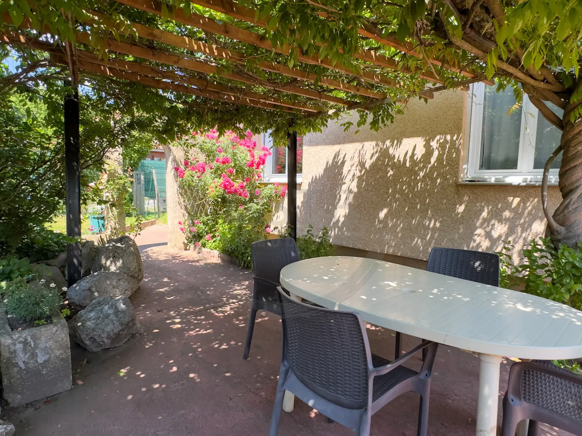 Maison de plain-pied rénovée de 97 m² avec garage et terrasses à Saint-Georges-Les-Bains 