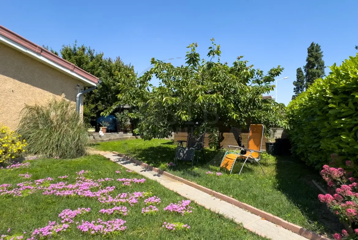 Maison de plain-pied rénovée de 97 m² avec garage et terrasses à Saint-Georges-Les-Bains 