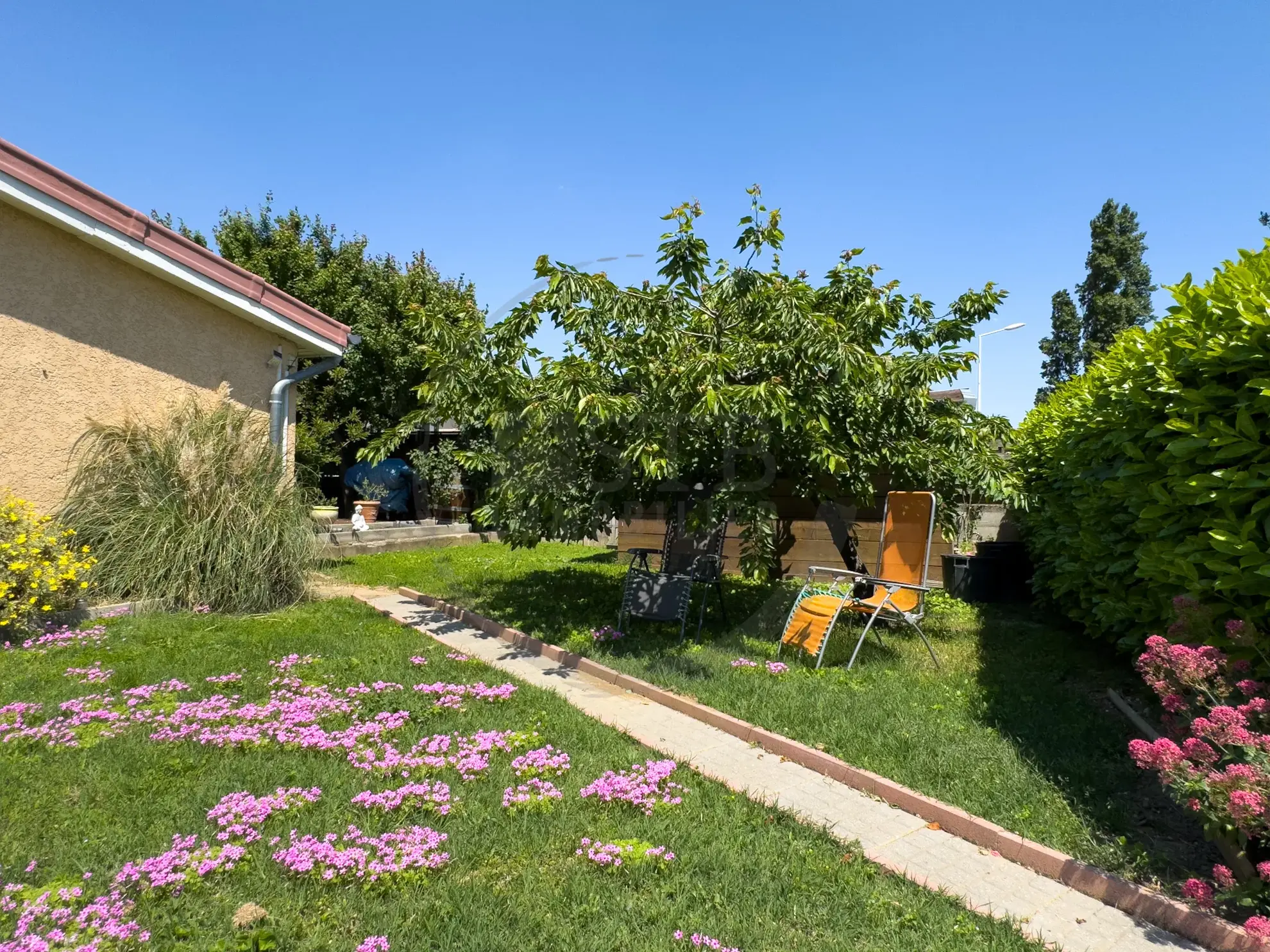 Maison de plain-pied rénovée de 97 m² avec garage et terrasses à Saint-Georges-Les-Bains 