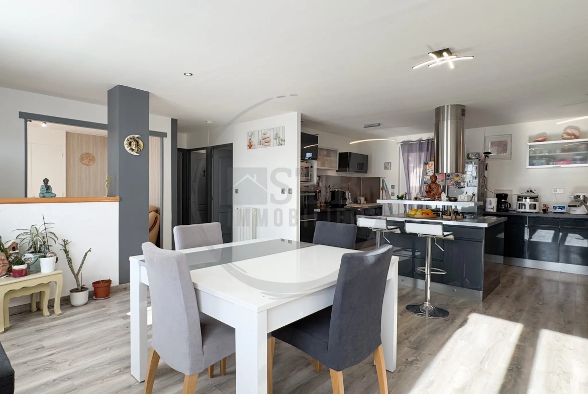Maison de plain-pied rénovée de 97 m² avec garage et terrasses à Saint-Georges-Les-Bains 
