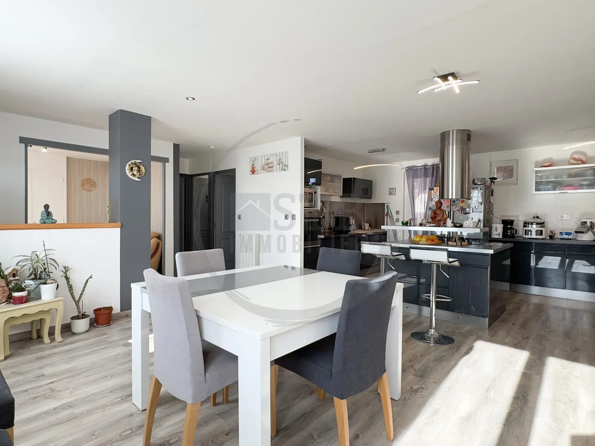 Maison de plain-pied rénovée de 97 m² avec garage et terrasses à Saint-Georges-Les-Bains 