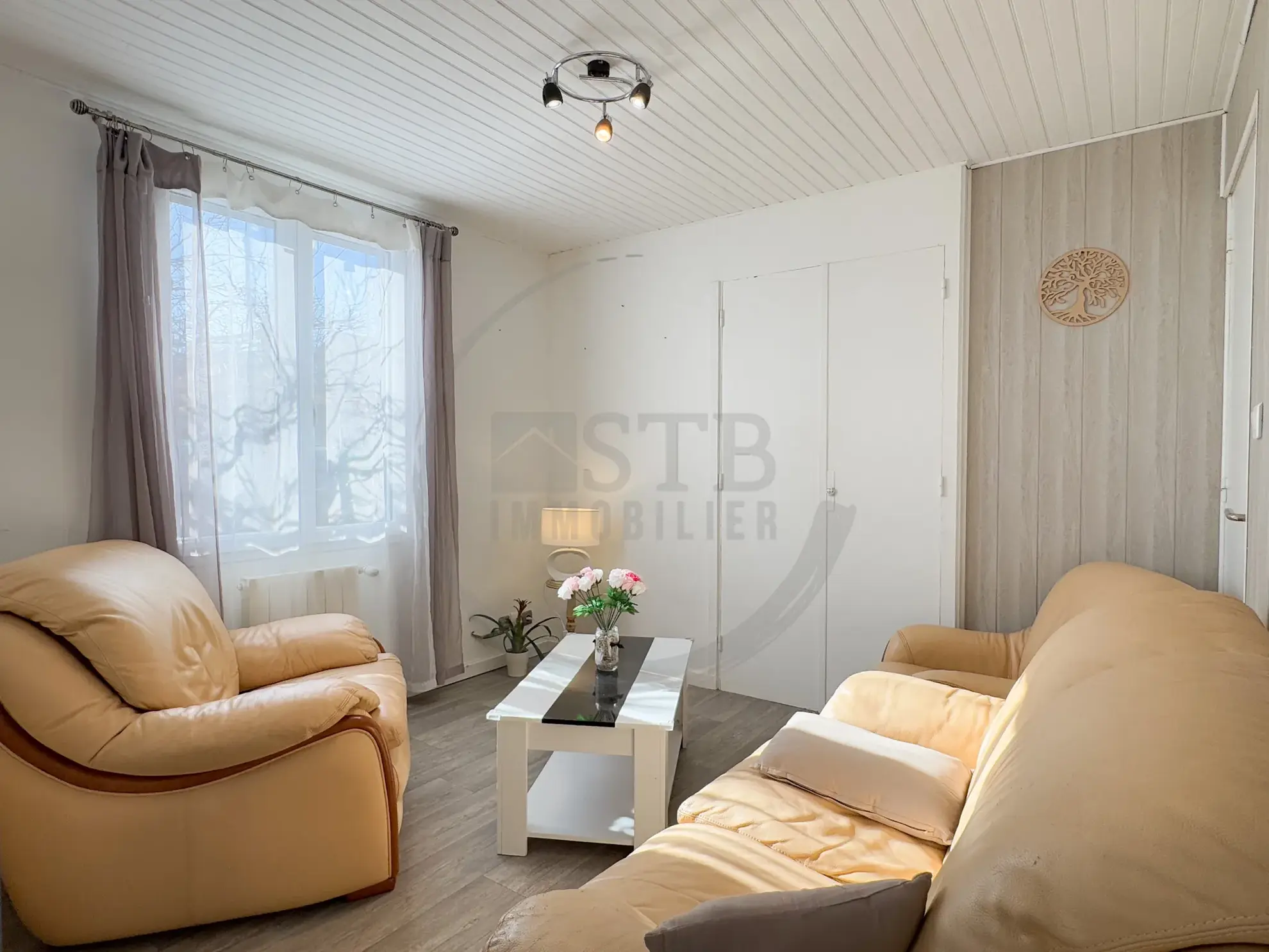 Maison de plain-pied rénovée de 97 m² avec garage et terrasses à Saint-Georges-Les-Bains 