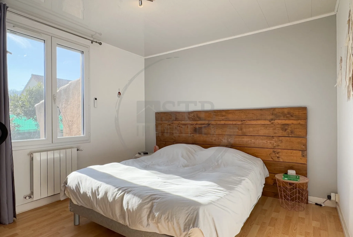 Maison de plain-pied rénovée de 97 m² avec garage et terrasses à Saint-Georges-Les-Bains 