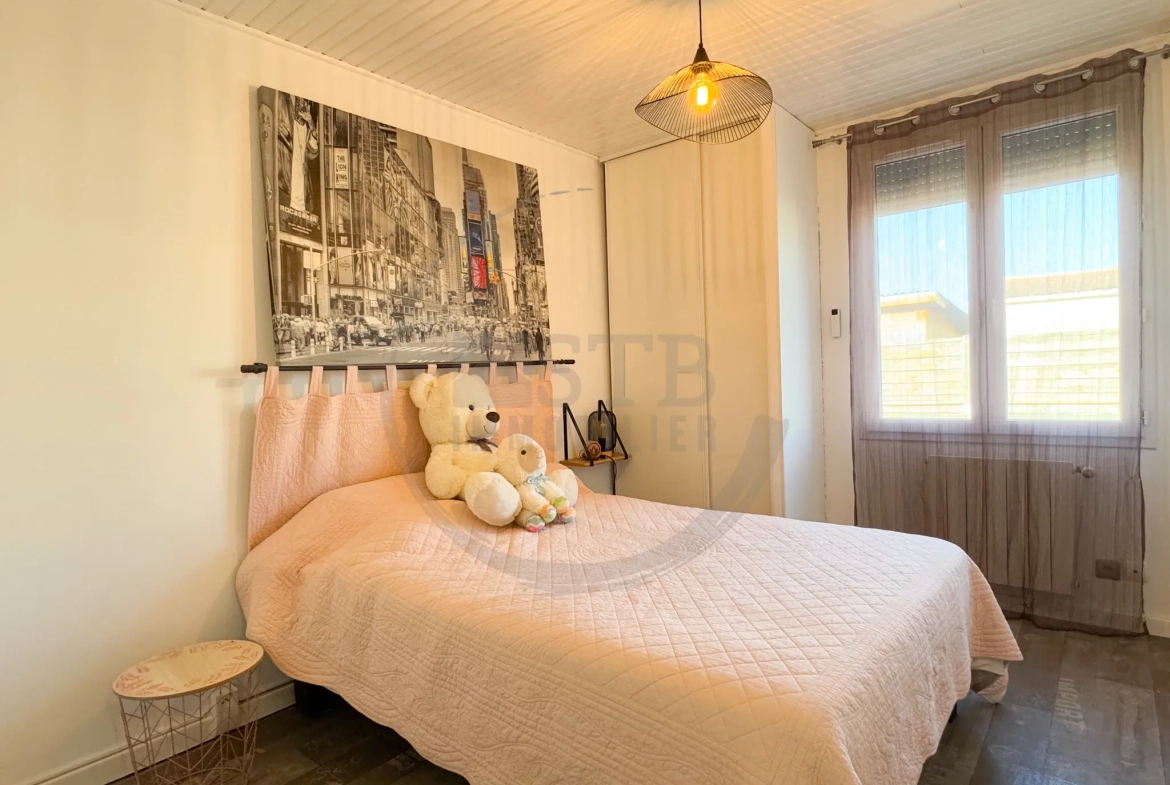 Maison de plain-pied rénovée de 97 m² avec garage et terrasses à Saint-Georges-Les-Bains 