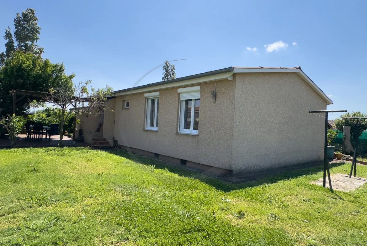 Maison de plain-pied rénovée de 97 m² avec garage et terrasses à Saint-Georges-Les-Bains 