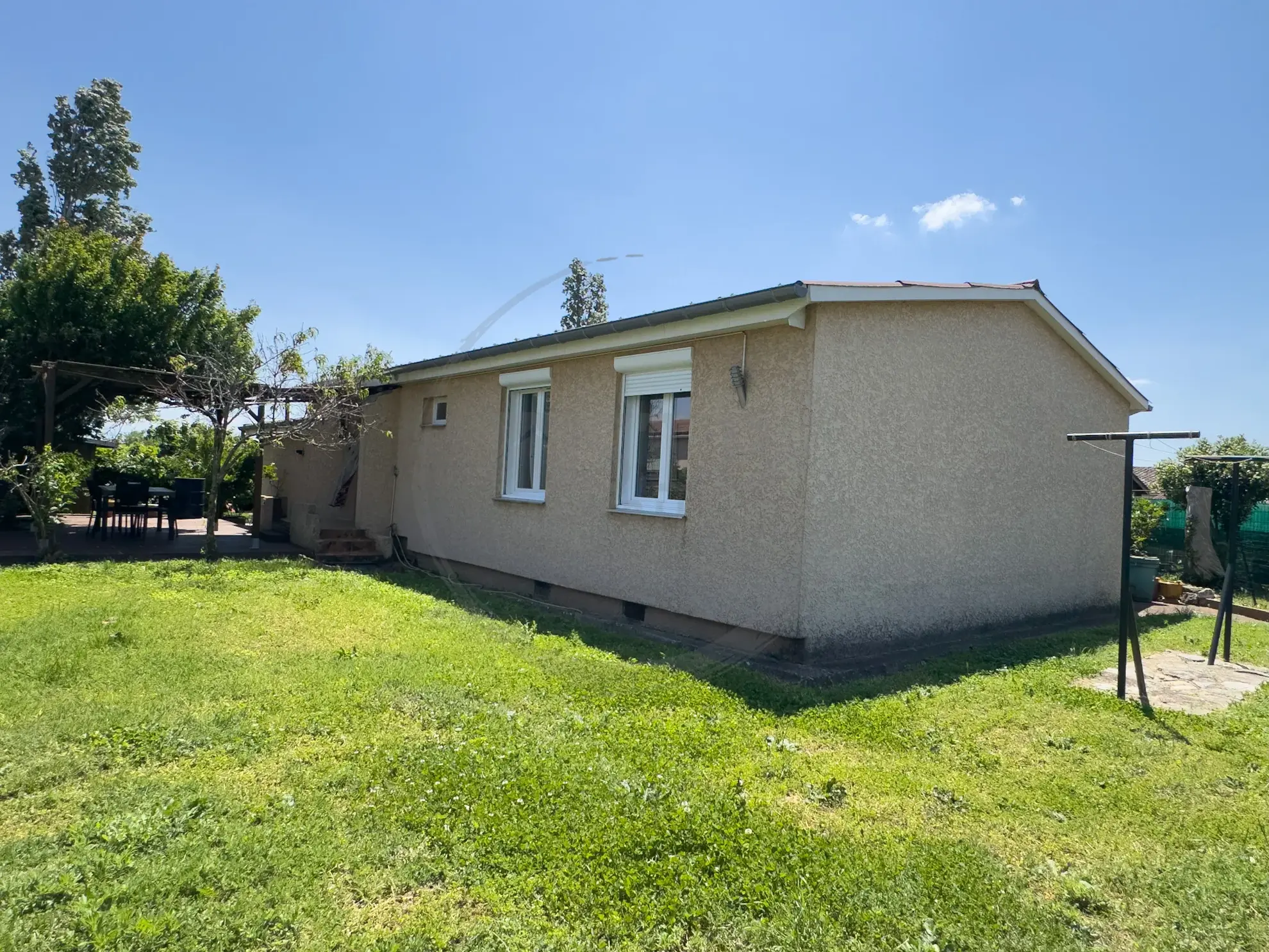 Maison de plain-pied rénovée de 97 m² avec garage et terrasses à Saint-Georges-Les-Bains 
